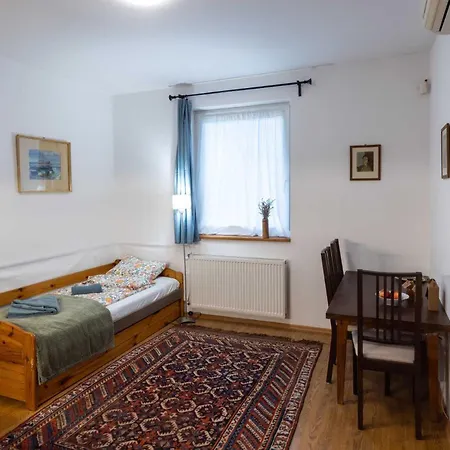 Kueloenallo Haz, Osfas, Meditaciora Alkalmas Kertben, Sajat Kocsibealloval Budaörs