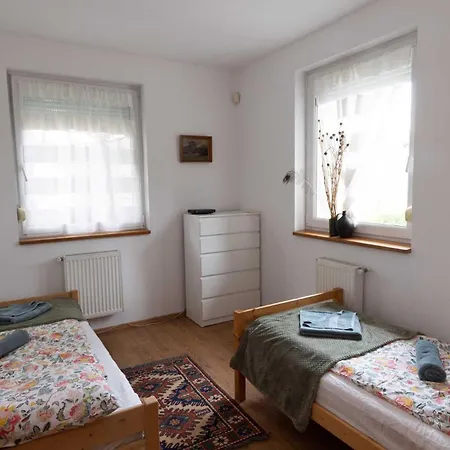 Kueloenallo Haz, Osfas, Meditaciora Alkalmas Kertben, Sajat Kocsibealloval *