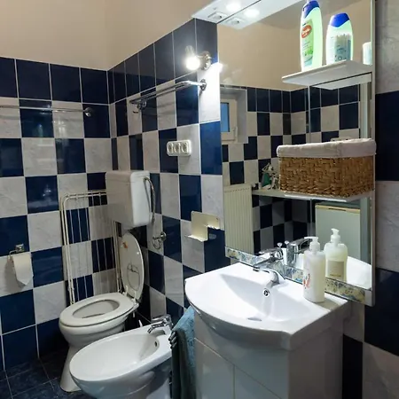 Kueloenallo Haz, Osfas, Meditaciora Alkalmas Kertben, Sajat Kocsibealloval *