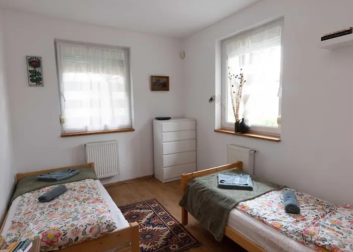 Kueloenallo Haz, Osfas, Meditaciora Alkalmas Kertben, Sajat Kocsibealloval *