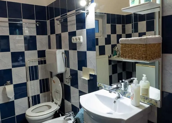 Kueloenallo Haz, Osfas, Meditaciora Alkalmas Kertben, Sajat Kocsibealloval *